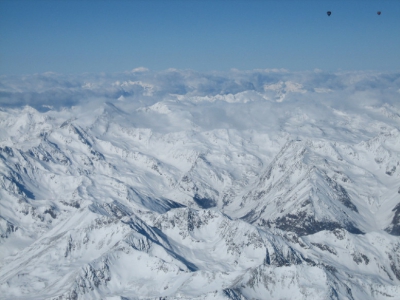 Berge mit Schnee bedeckt bei Alpenüberquerung mit dem Ballon