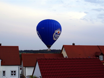 Schneider Weisse Ballon über den Dächern