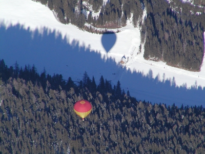 Überfliegen einer Skipiste mit dem Heißluftballon