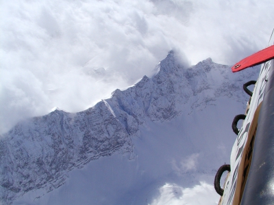 Blick auf eine Bergspitze aus dem Heißluftballon bei der Alpenüberquerung