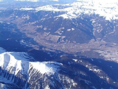 Schneebedeckte Berge mit Tal bei der Alpenüberquerung mit de Heißluftballon