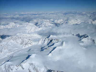 Schneebedeckte Berge mit Nebel bei Alpenüberquerung mit dem Ballon